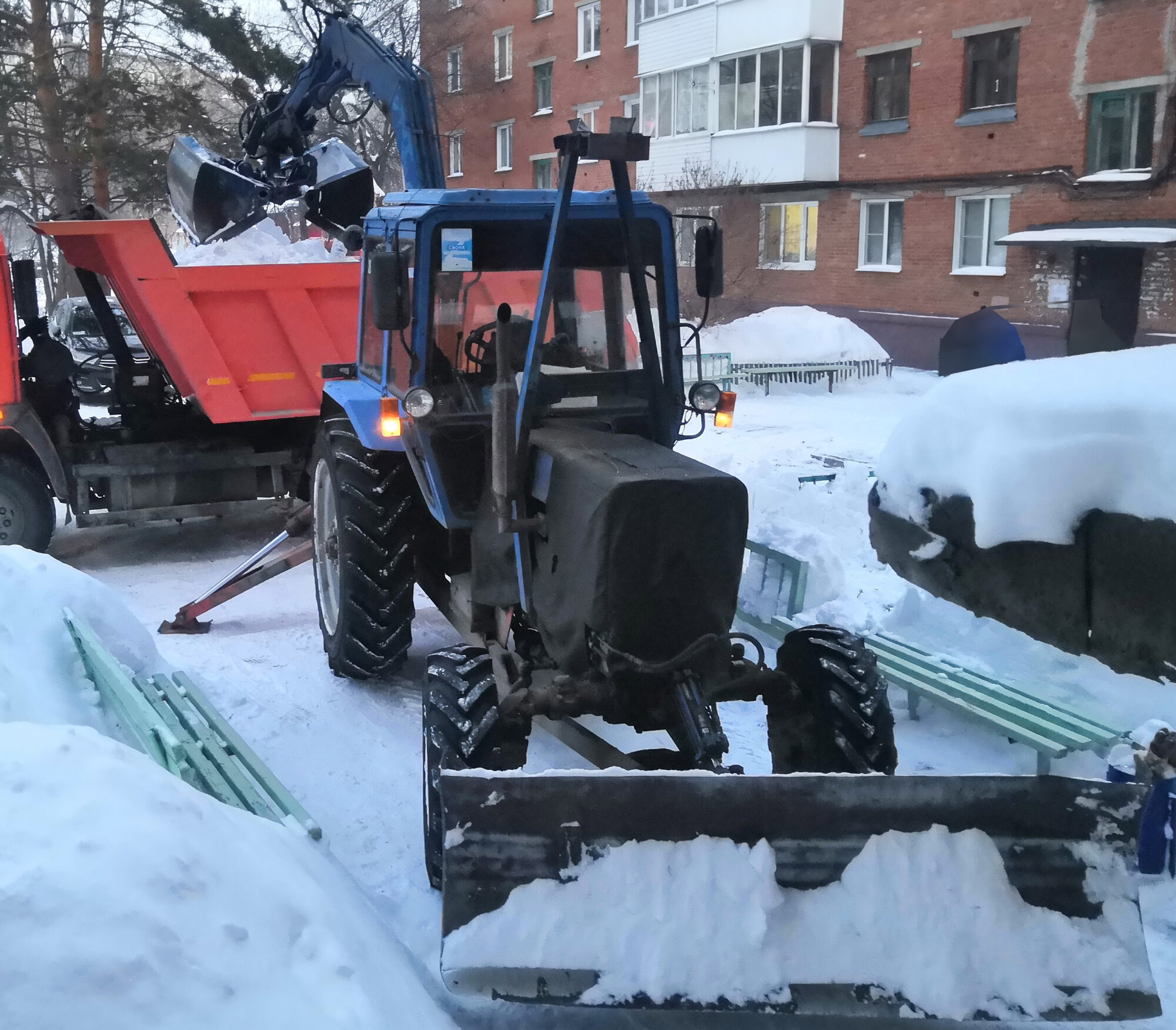 МТЗ-80 с погрузчиком-экскаватором