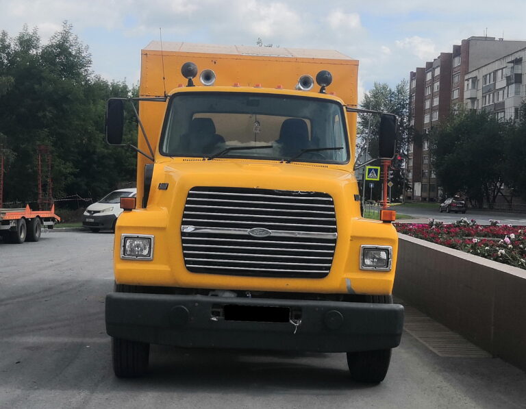 Грузовой Ford L8000. Вид спереди